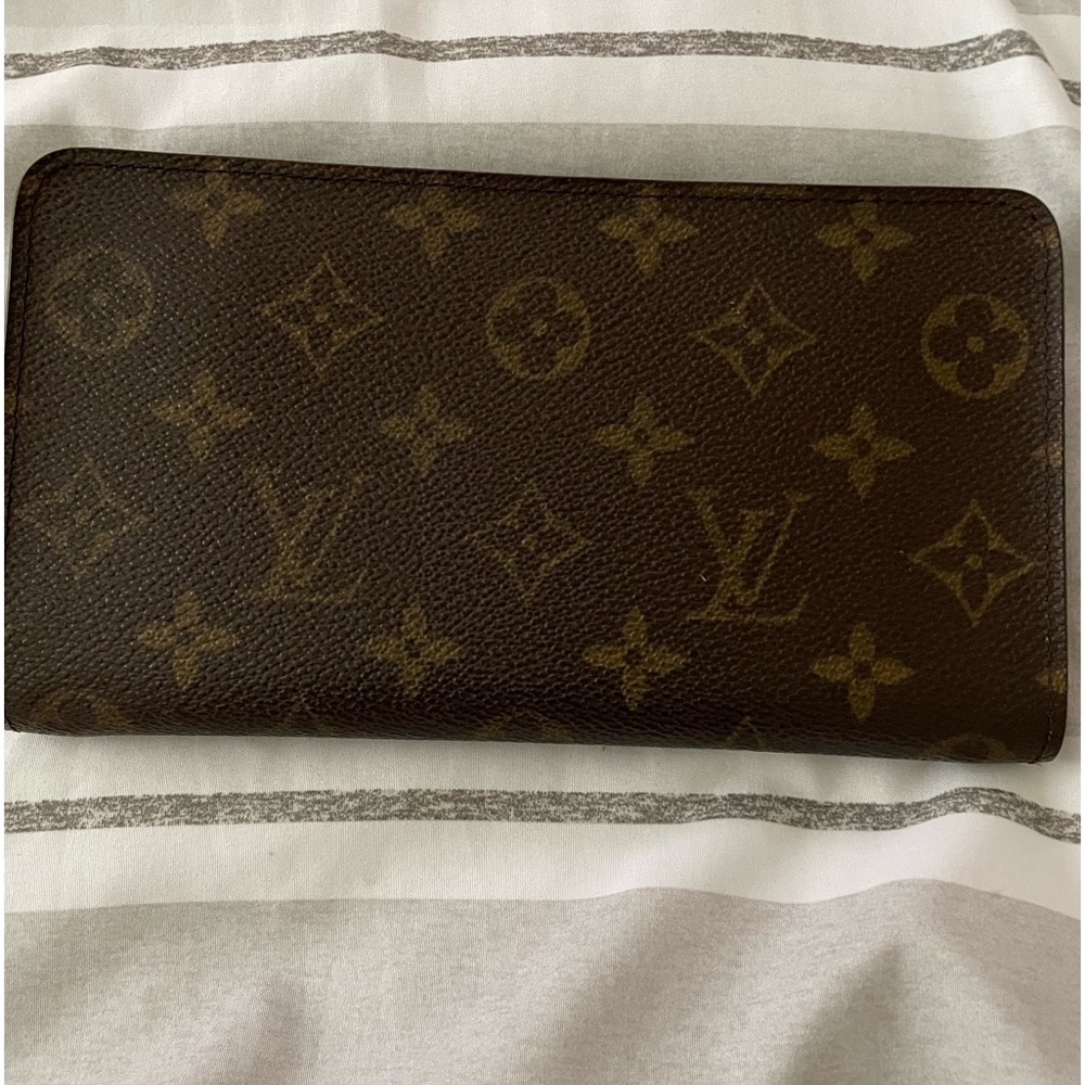 Louis Vuitton zippy wallet